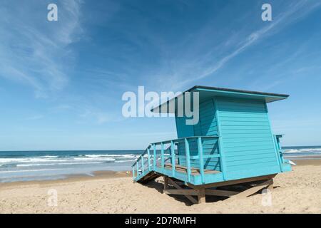 Bagnini cabina sulla spiaggia di Montalivet, tra Lacanau e Soulac in Gironda sulla costa atlantica francese Foto Stock