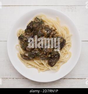 Vista dall'alto degli spaghetti con funghi forestali Foto Stock