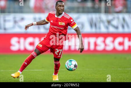 Berlino, Germania. 24 Ott 2020. Calcio: Bundesliga, 1 ° FC Union Berlino - SC Friburgo, 5 ° incontro, Stadion an der Alten Försterei. Sheraldo Becker di Union Berlin gioca la palla. Credito: Andreas Gora/dpa - NOTA IMPORTANTE: In conformità con le norme del DFL Deutsche Fußball Liga e del DFB Deutscher Fußball-Bund, è vietato sfruttare o sfruttare nello stadio e/o nel gioco le fotografie scattate sotto forma di sequenze di immagini e/o serie di foto di tipo video./dpa/Alamy Live News Foto Stock