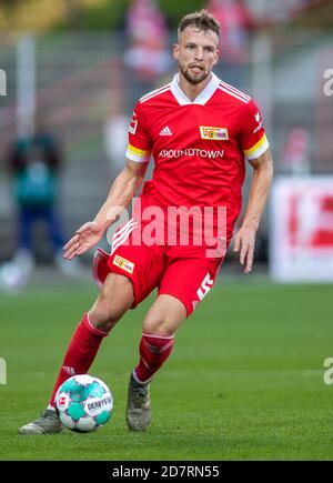 Berlino, Germania. 24 Ott 2020. Calcio: Bundesliga, 1 ° FC Union Berlino - SC Friburgo, 5 ° incontro, Stadion an der Alten Försterei. Marvin Friedrich di Union Berlin gioca la palla. Credito: Andreas Gora/dpa - NOTA IMPORTANTE: In conformità con le norme del DFL Deutsche Fußball Liga e del DFB Deutscher Fußball-Bund, è vietato sfruttare o sfruttare nello stadio e/o nel gioco le fotografie scattate sotto forma di sequenze di immagini e/o serie di foto di tipo video./dpa/Alamy Live News Foto Stock