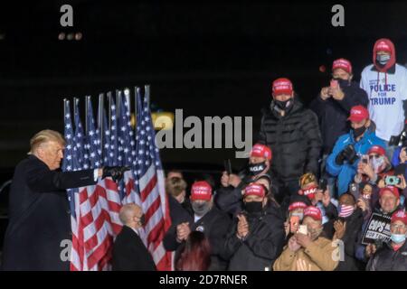 Waukesha, Stati Uniti. 24 Ott 2020. Il presidente Donald Trump parla a un raduno di campagna all'aeroporto della contea di Waukesha, Wisconsin, sabato 24 ottobre 2020. Foto di Alex Wroblewski/UPI Credit: UPI/Alamy Live News Foto Stock