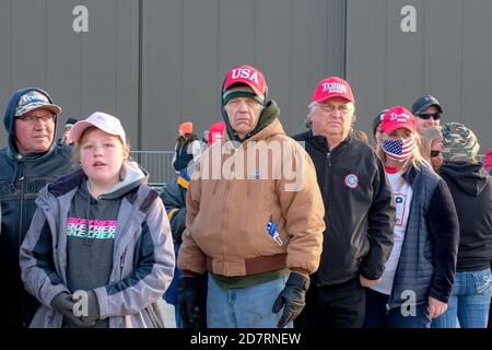 Waukesha, Stati Uniti. 24 Ott 2020. I sostenitori del presidente Donald Trump lo aspettano per arrivare e parlare a una campagna di rally all'aeroporto della contea di Waukesha, Wisconsin, sabato 24 ottobre 2020. Foto di Alex Wroblewski/UPI Credit: UPI/Alamy Live News Foto Stock