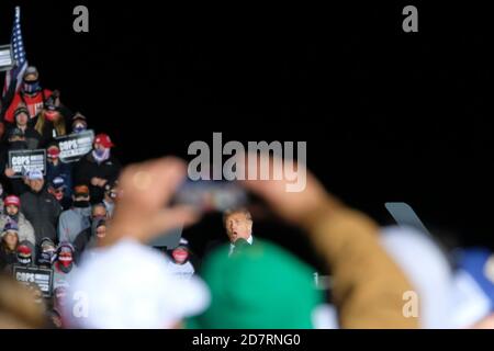 Waukesha, Stati Uniti. 24 Ott 2020. Il presidente Donald Trump parla a un raduno di campagna all'aeroporto della contea di Waukesha, Wisconsin, sabato 24 ottobre 2020. Foto di Alex Wroblewski/UPI Credit: UPI/Alamy Live News Foto Stock