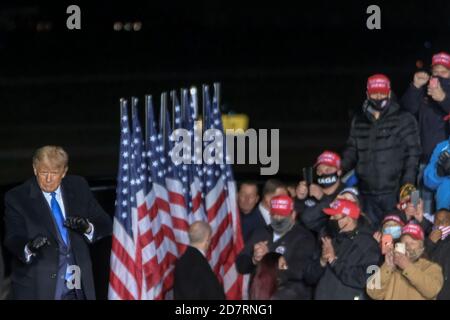 Waukesha, Stati Uniti. 24 Ott 2020. Il presidente Donald Trump tiene una campagna di rally all'aeroporto della contea di Waukesha, Wisconsin, sabato 24 ottobre 2020. Foto di Alex Wroblewski/UPI Credit: UPI/Alamy Live News Foto Stock