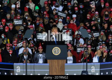 Waukesha, Stati Uniti. 24 Ott 2020. Il presidente Donald Trump tiene una campagna di rally all'aeroporto della contea di Waukesha, Wisconsin, sabato 24 ottobre 2020. Foto di Alex Wroblewski/UPI Credit: UPI/Alamy Live News Foto Stock