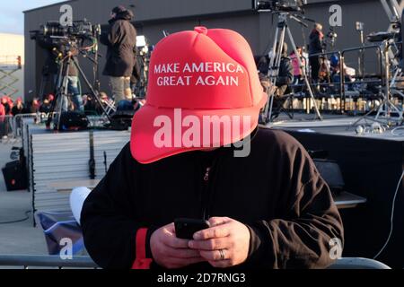 Waukesha, Stati Uniti. 24 Ott 2020. Il presidente Donald Trump parla a un raduno di campagna all'aeroporto della contea di Waukesha, Wisconsin, sabato 24 ottobre 2020. Foto di Alex Wroblewski/UPI Credit: UPI/Alamy Live News Foto Stock