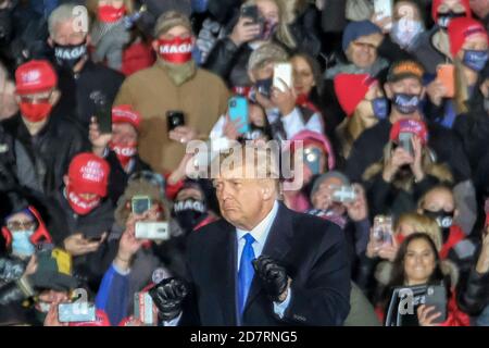 Waukesha, Stati Uniti. 24 Ott 2020. Il presidente Donald Trump tiene una campagna di rally all'aeroporto della contea di Waukesha, Wisconsin, sabato 24 ottobre 2020. Foto di Alex Wroblewski/UPI Credit: UPI/Alamy Live News Foto Stock