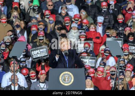 Waukesha, Stati Uniti. 24 Ott 2020. Il presidente Donald Trump tiene una campagna di rally all'aeroporto della contea di Waukesha, Wisconsin, sabato 24 ottobre 2020. Foto di Alex Wroblewski/UPI Credit: UPI/Alamy Live News Foto Stock