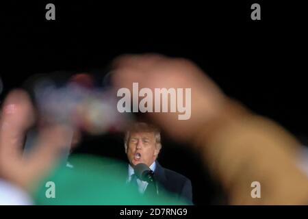 Waukesha, Stati Uniti. 24 Ott 2020. Il presidente Donald Trump parla a un raduno di campagna all'aeroporto della contea di Waukesha, Wisconsin, sabato 24 ottobre 2020. Foto di Alex Wroblewski/UPI Credit: UPI/Alamy Live News Foto Stock