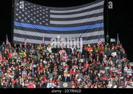 Waukesha, Stati Uniti. 24 Ott 2020. Il presidente Donald Trump parla a un raduno di campagna all'aeroporto della contea di Waukesha, Wisconsin, sabato 24 ottobre 2020. Foto di Alex Wroblewski/UPI Credit: UPI/Alamy Live News Foto Stock