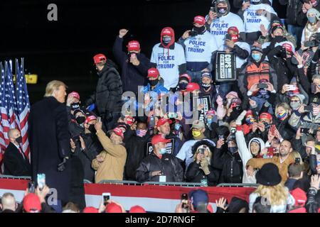 Waukesha, Stati Uniti. 24 Ott 2020. Il presidente Donald Trump tiene una campagna di rally all'aeroporto della contea di Waukesha, Wisconsin, sabato 24 ottobre 2020. Foto di Alex Wroblewski/UPI Credit: UPI/Alamy Live News Foto Stock