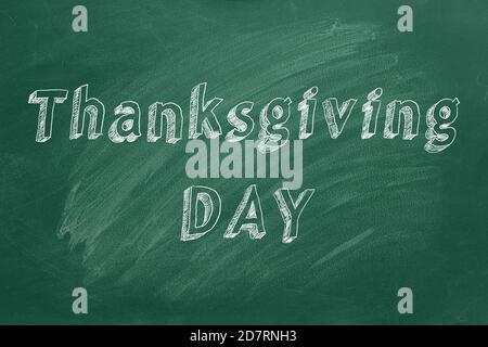 Testo del disegno a mano "giorno del Ringraziamento" sulla lavagna verde Foto Stock