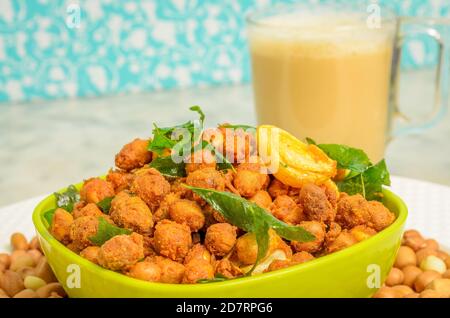 Arachidi di Masala fritte con tè come spuntini serali Foto Stock