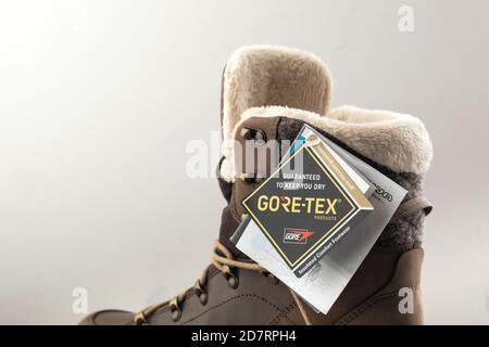 Nuova scarpa da trekking invernale isolata con logo Gore-Tex su sfondo chiaro. Russia, Omsk, 24.10.2019 Foto Stock