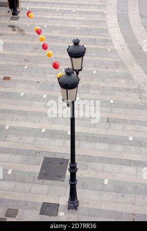 Illuminazione stradale e piastrelle per pavimenti Foto Stock