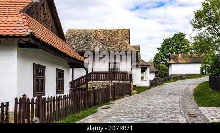 Holloko è una piccola città in Ungheria che fa parte del patrimonio mondiale dell'eUNESCO. Incredibili costumi tradizionali. Atmosfera fantastica Foto Stock