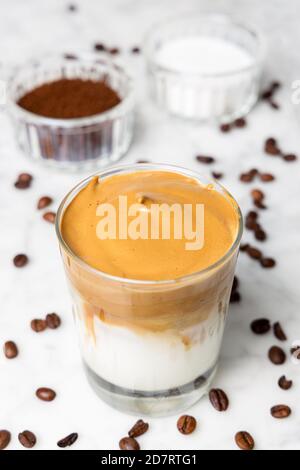 Caffè ghiacciato Dalgona, un caffè montato molto popolare durante la confinazione del Covid19 Foto Stock