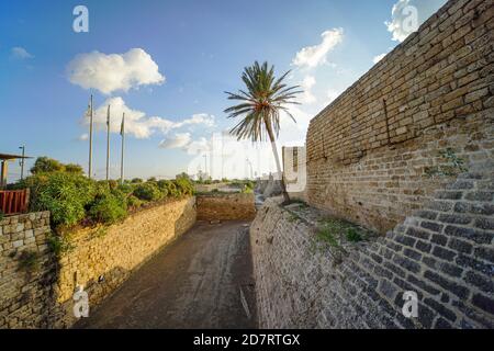 I Crociati ormeggiare intorno a Cesarea, Israele 10 m di profondità e 15 m di larghezza. Cesarea, Israele Foto Stock