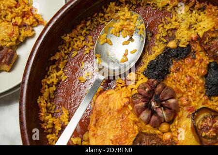 Primo piano di delizioso riso cotto al forno, vista dall'alto. Valencia, Spagna Foto Stock