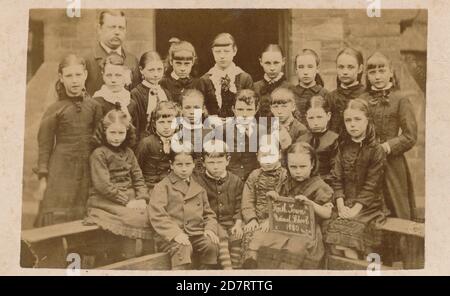 Heath Town National School, Wednesfield Heath, Wolverhampton. Alunni 1890.The scuola era appena fuori Tudor Road. E' stato sostituito da un nuovo edificio accanto che ha il suo ingresso principale da Longford Road. L'archivio di Wolverhampton lo dice: 'Heath Town National/CE Infant and Junior Schools aperto nel 1854 come Holy Trinity School. Nel 1931 i bambini si trasferirono ai neonati CE di St Faith, mentre Heath Town continuò come una scuola junior che si tenne nei gineeri di St Faith. L'attuale edificio di Longford Road fu occupato nel 1966/7. I bambini aprirono due anni dopo. Foto Stock