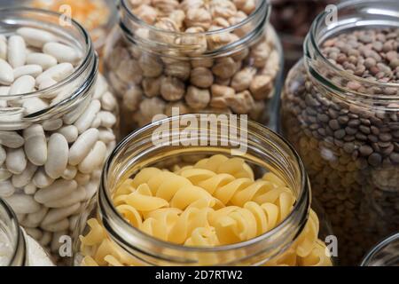 Set di vasetti di vetro con vari ingredienti posti su un tavolo. Concetto di zero sprechi. Foto Stock