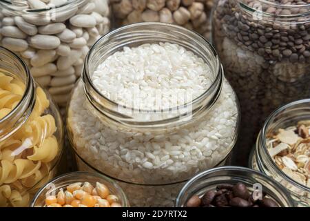 Set di vasetti di vetro con vari ingredienti posti su un tavolo. Concetto di zero sprechi. Foto Stock