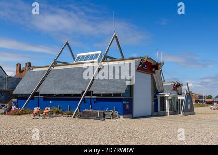 La casa RNLI Lifeboat sulla spiaggia di Aldeburgh, Woodbridge, Suffolk, Regno Unito. Foto Stock