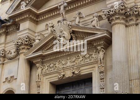 Bella decorazione in pietra sul frontone della chiesa Foto Stock