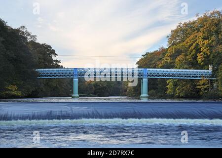 Il River Tees e il Deepdale Aqueduct Bridge (conosciuto localmente come Silver Bridge) e in autunno, Barnard Castle, County Durham, Regno Unito Foto Stock