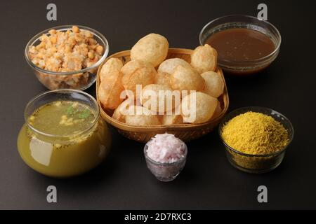 indiano cibo tradizionale nome Pani puri o Golgappa, gol gappa o panipuri, il cibo indiano chat. Foto Stock