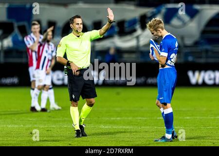 ZWOLLE - 24-10-2020, MAC3PARK stadion. Calcio olandese, eredivisie, stagione 2020-2021. L'arbitro Martin Perez è in attesa di VAR durante la partita PEC - Willem II Punteggio finale 0-0. Credito: Pro Shots/Alamy Live News Foto Stock