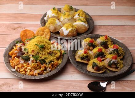 Gruppo di Bombay chat food include bhel-puri, SEV-poori, dahipuri Foto Stock