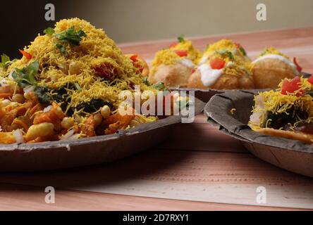 Gruppo di Bombay chat food include bhel-puri, SEV-poori, dahipuri Foto Stock