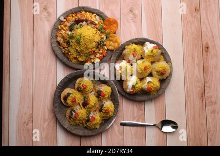 Gruppo di Bombay chat food include bhel-puri, SEV-poori, dahipuri Foto Stock