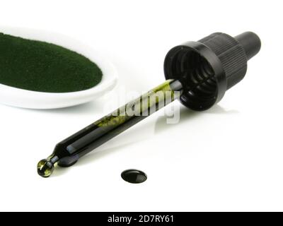 Clorofilla liquida isolata su sfondo bianco Foto Stock