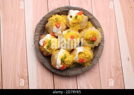 Dahi Puri chat è una voce di snack sul lato della strada indiana che è particolarmente popolare nello stato di Maharashtra, India Foto Stock