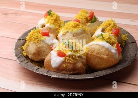 Dahi Puri chat è una voce di snack sul lato della strada indiana che è particolarmente popolare nello stato di Maharashtra, India Foto Stock