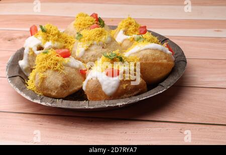 Dahi Puri chat è una voce di snack sul lato della strada indiana che è particolarmente popolare nello stato di Maharashtra, India Foto Stock