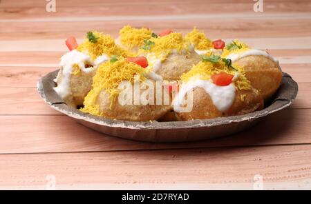 Dahi Puri chat è una voce di snack sul lato della strada indiana che è particolarmente popolare nello stato di Maharashtra, India Foto Stock