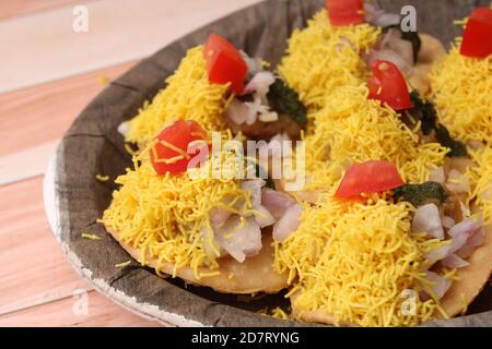 SEV Batata Puri O Papdi chat - popolari spuntini indiani o cibo di strada. Foto Stock