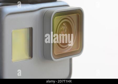 Action camera nera su sfondo bianco. Foto Stock