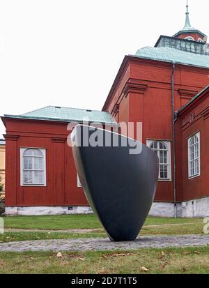 La scultura 'la nave' (scetticismo) nel parco accanto alla chiesa dell'ammiragliato. Scultore: Pål Svensson. Foto Stock