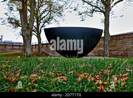 La scultura 'la nave' (scetticismo) nel parco accanto alla chiesa dell'ammiragliato. Scultore: Pål Svensson. Foto Stock