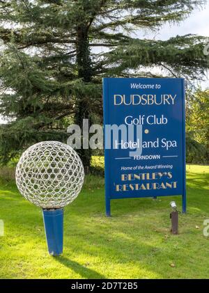 Dudsbury Golf Club Hotel & Spa, Christchurch Road, Ferndown, Bournemouth, Dorset, England, UK - vista delle indicazioni d'ingresso. Foto Stock