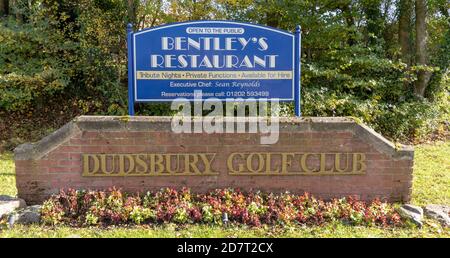 Dudsbury Golf Club Hotel & Spa, Christchurch Road, Ferndown, Bournemouth, Dorset, England, UK - vista delle indicazioni d'ingresso. Foto Stock