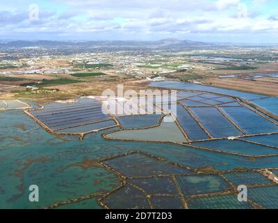 Vista aerea delle saline della costa dell'Algarve in Portogallo visto da un aereo Foto Stock