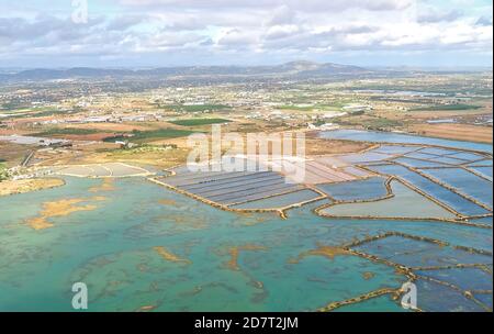 Vista aerea delle saline della costa dell'Algarve in Portogallo visto da un aereo Foto Stock