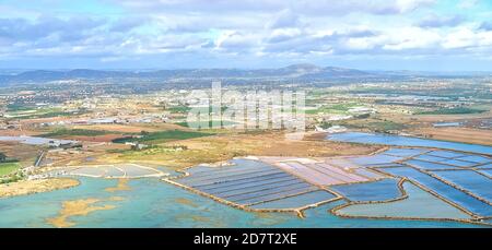 Vista aerea delle saline della costa dell'Algarve in Portogallo visto da un aereo Foto Stock