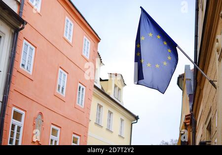 Bandiera europea sulla parte anteriore dell'edificio Foto Stock