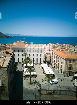 Vista aerea della piccola città di Cefalù in Sicilia, l'Italia vista dalla terrazza del suo Duomo Foto Stock